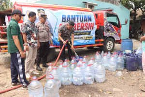 Polresta Tangerang Salurkan 3.000 Liter Air Bersih di Cikupa