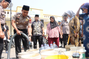 Polres Kuningan Salurkan Air Bersih untuk Warga Desa Hantara