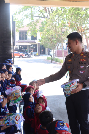 Tanamkan Kedisiplinan Sejak Dini, Sat Lantas Polres Kuningan Sambut Ceria Kunjungan Siswa TKIT dan PAUD