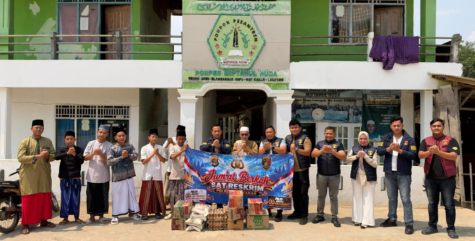 Jumat Berkah, Satreskrim Polres Way Kanan Salurkan Bansos ke Ponpes Miftahul Huda